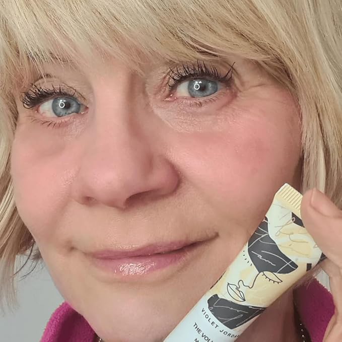 The Volumizer Mascara - Hydrating & Moisturizing Vegan Mascara for Older Mature Women with Washable Silicone Brush (Soft Black)