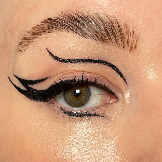 Makeup Revolution Awesome Felt Eyeliner, Dual Ended Eyeliner Pen, Highly Pigmented & Last All Day Long, Cruelty-Free, 5g