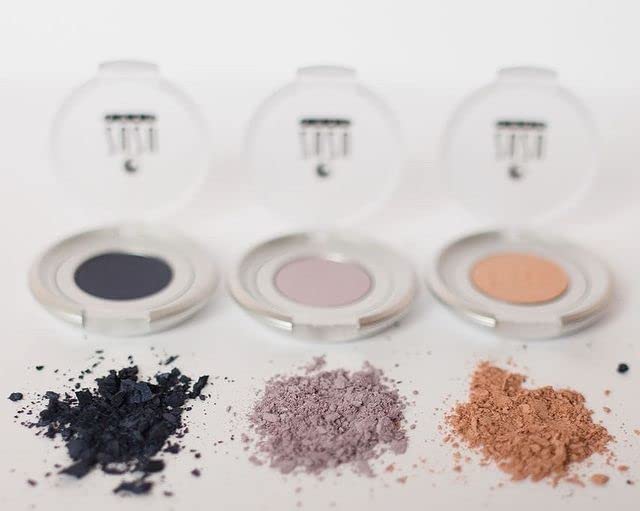 Zuzu Luxe Mineral Eyeshadow (Egyptian Gold - Gold/Warm Shimmer), Richly pigmented, velvety smooth formula. Natural, Paraben Free, Vegan, Gluten-free, Cruelty-free, Non GMO, 0.07 oz